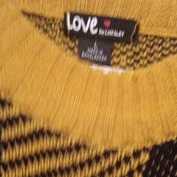 Cozy Yellow and Black Checkered Sweater Size Large - Picture 8 of 11